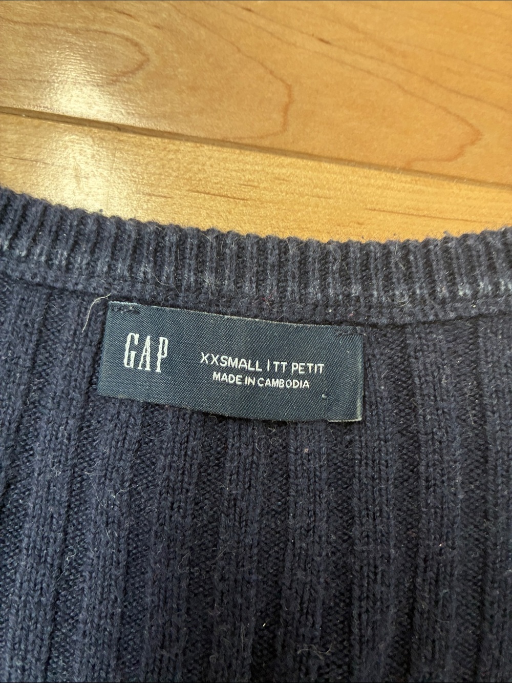 GAP Black Ribbed V-Neck Button-Front Cardigan - Picture 3 of 4